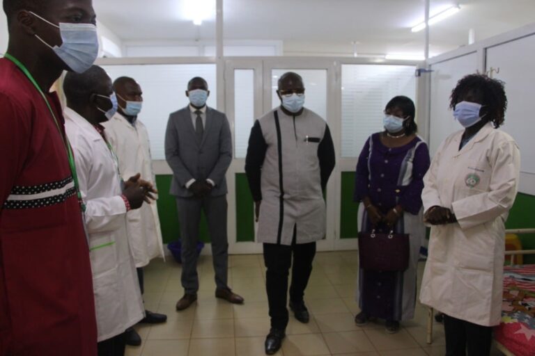 Santé : Le Pr Charlemagne OUEDRAOGO et ses collaborateurs visitent des infrastructures sanitaire dans les CASCADES.