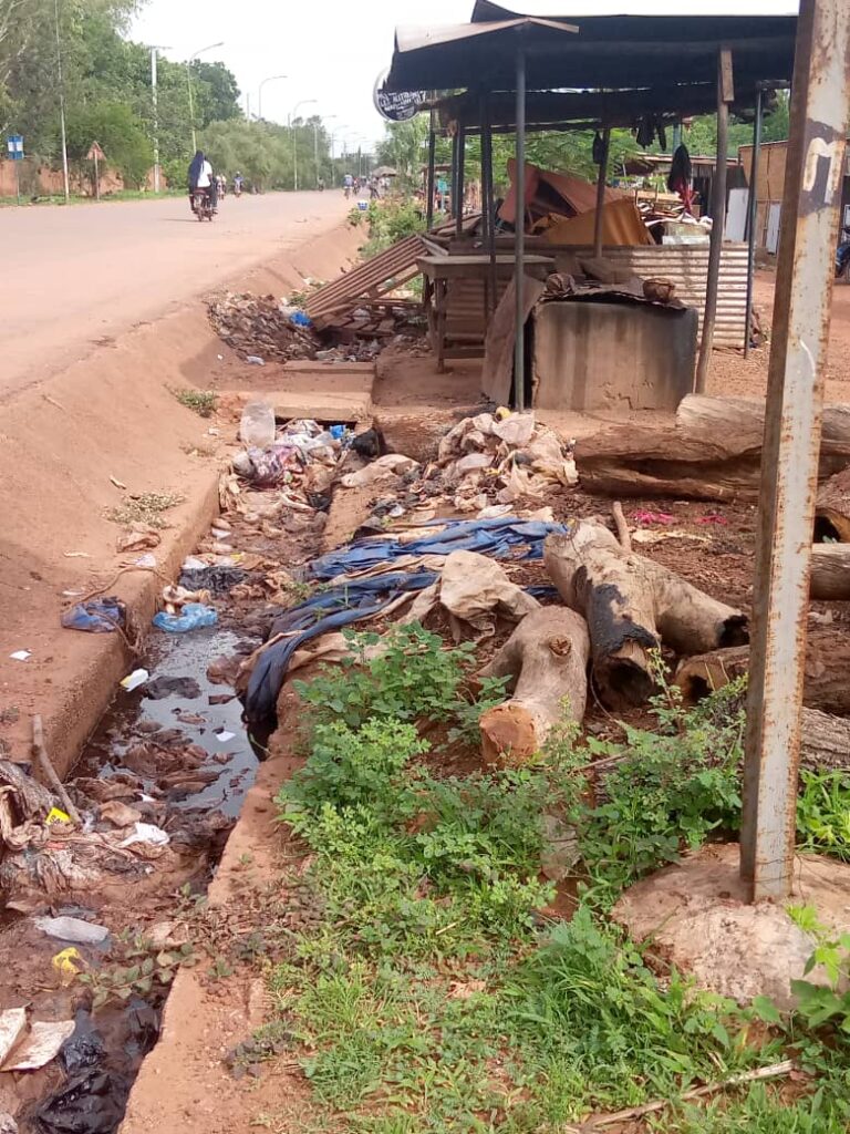 Assainissement dans la ville de Bobo : les  caniveaux transformés en poubelles des bobolais