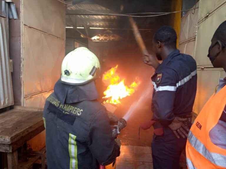 Grand marché de Bobo-Dioulasso : une simulation  d’incendie pour prévenir les dégâts.