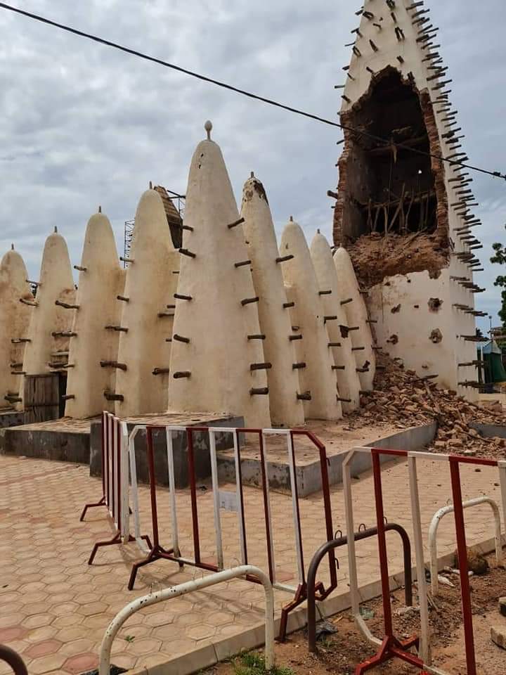 Culture dans la ville de Sya : Une partie de la vieille mosquée de Dioulassoba en chute.