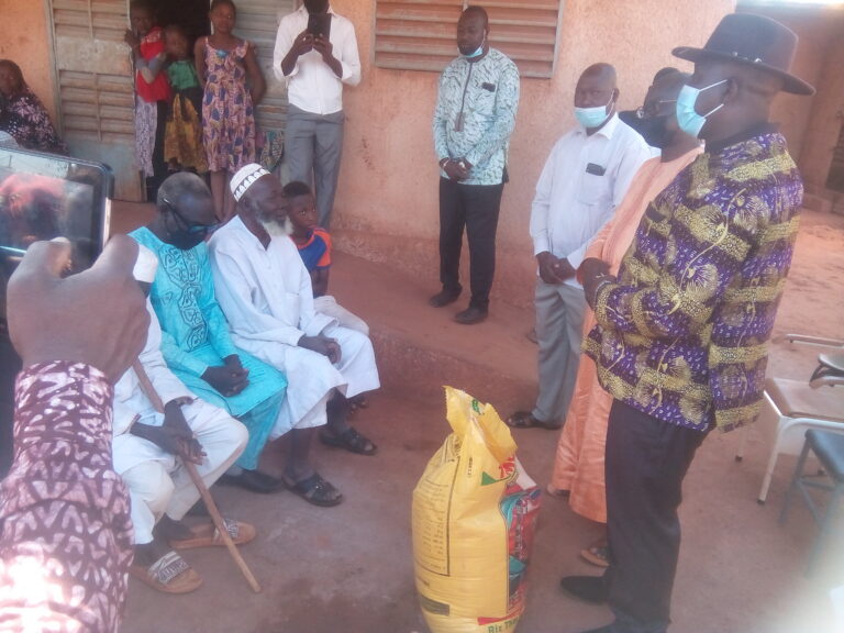 Fêtes de fin d’année à Bobo-Dioulasso : Le Maire Bourahima sanou chez des personnes vulnérables.