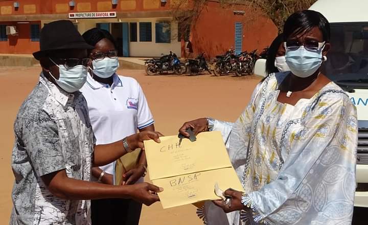 Banfora : Le PDG de la compagnie de transport RAKIETA  a offert deux ambulances aux Sapeurs-Pompiers et au Centre Hospitalier Régional.