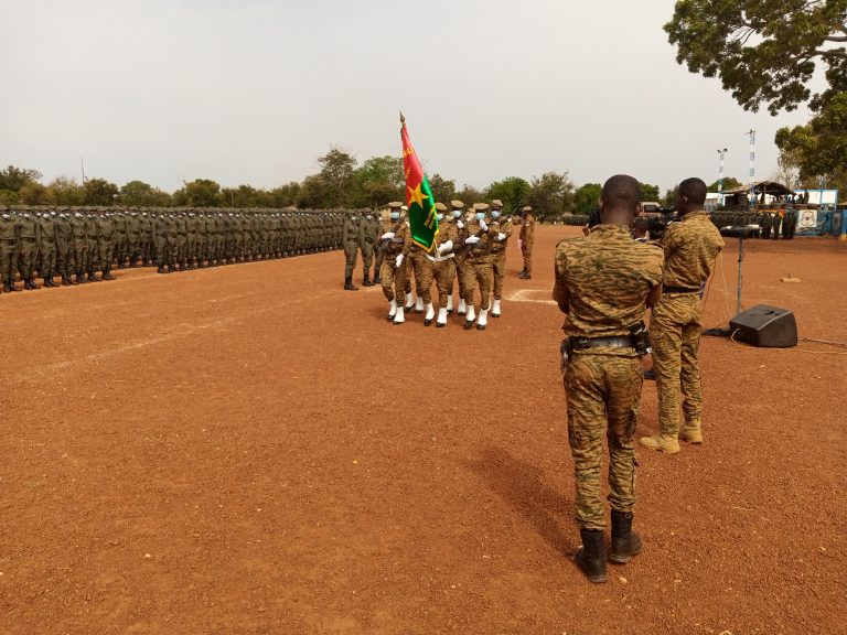 Première année des élèves Sous-officiers Gendarmes : la 49ème promotion présentée au drapeau.