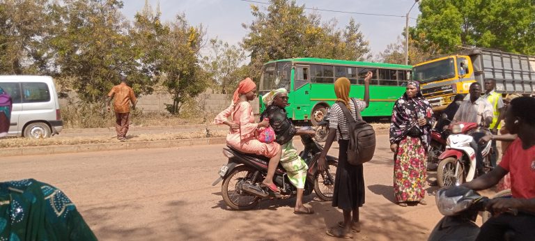 SOTRACO : Un jeune fou sème la panique dans le bus.