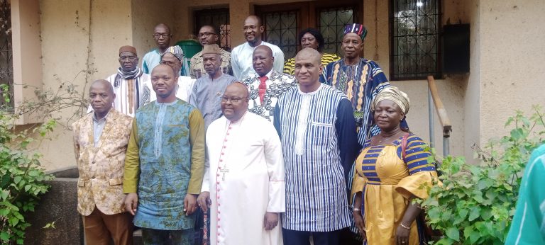 Bobo-Dioulasso : L’archevêché et la Mission Évangélique reçoivent le Président de l’ALT Ousmane BOUGOUMA et ses coéquipiers.