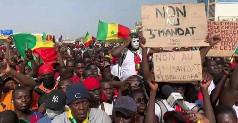 SENEGAL : des manifestations  contre un éventuel 3e mandat de  Macky Sall