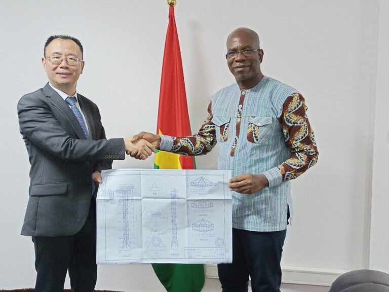 Stade du 4 Aout : l’Ambassadeur de Chine au Burkina présente le plan du Stade au Ministre Boubacar SAWADOGO