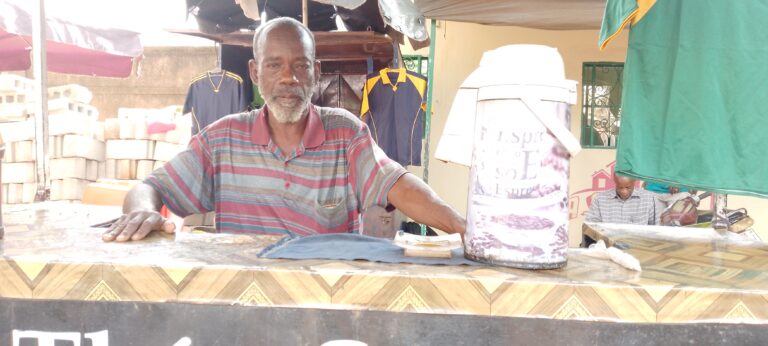    Bobo-Dioulasso : Oumar YODA   fait  ses preuves  dans la préparation du thé à Sikasso-Sira