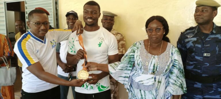 Sport/Athlétisme : le champion du monde Hugues Fabrice Zongo présente son médaille aux forces  vives  de la ville de Sya