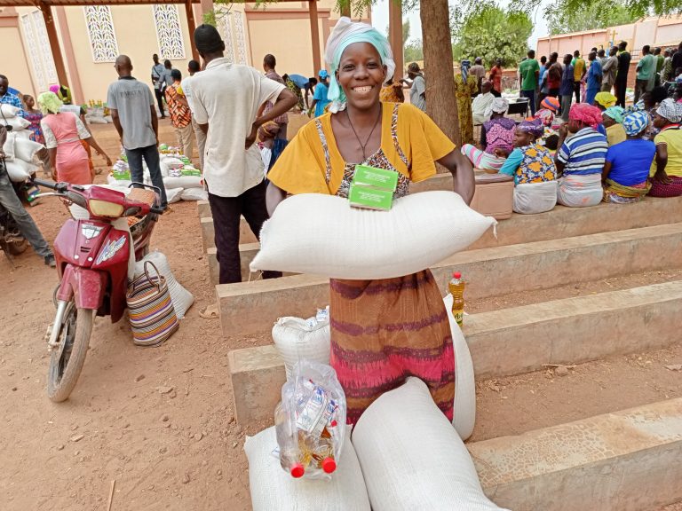 Nouna : la Soeur Toyin Abegunde soulage des  personnes vulnérables