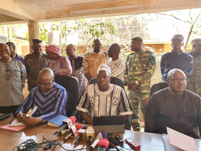 Bobo-Dioulasso :  6.456  pièces de pagnes du 08 mars 2024 et  500 bouteilles de liqueurs frelatées saisies 