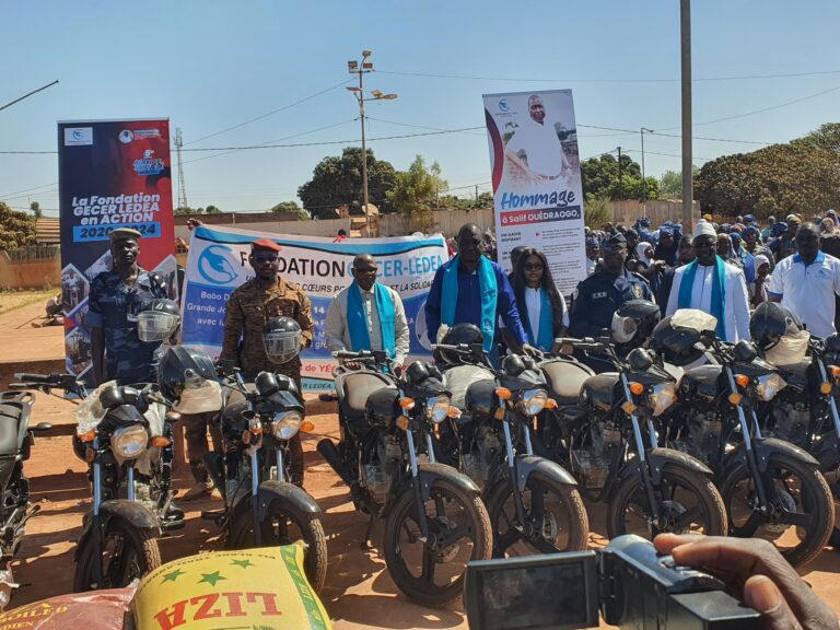 Bobo-Dioulasso : La Fondation GECER LEDEA remet du matériel roulant aux FDS et du vivre aux personnes vulnérables