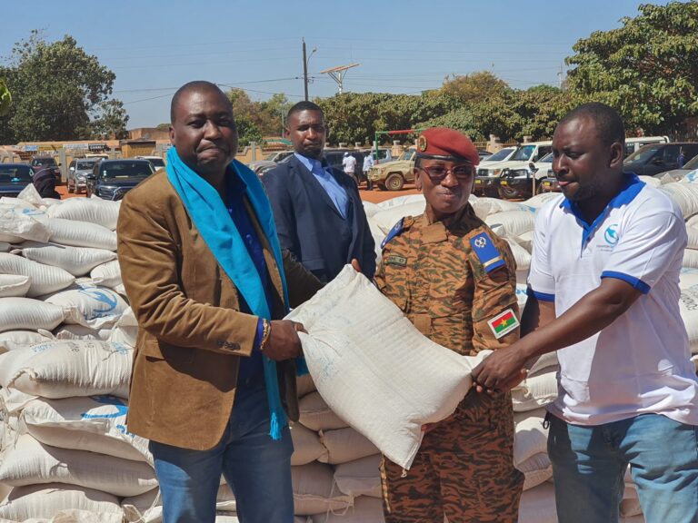 Bobo-Dioulasso: la Fondation GECER LEDEA distribue du vivre à la population